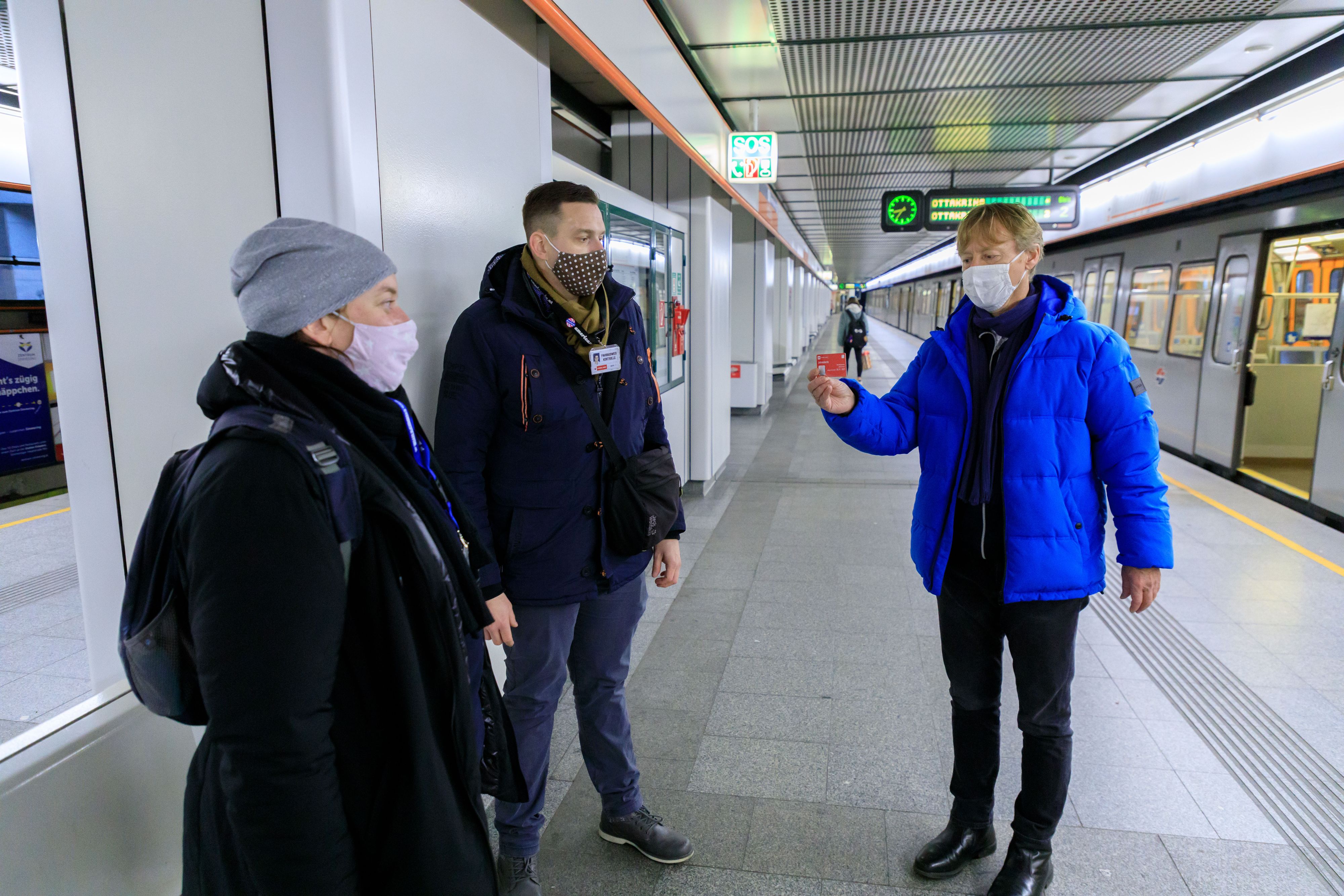 Fahrscheinkontrolle in der Covid-19-Krise.