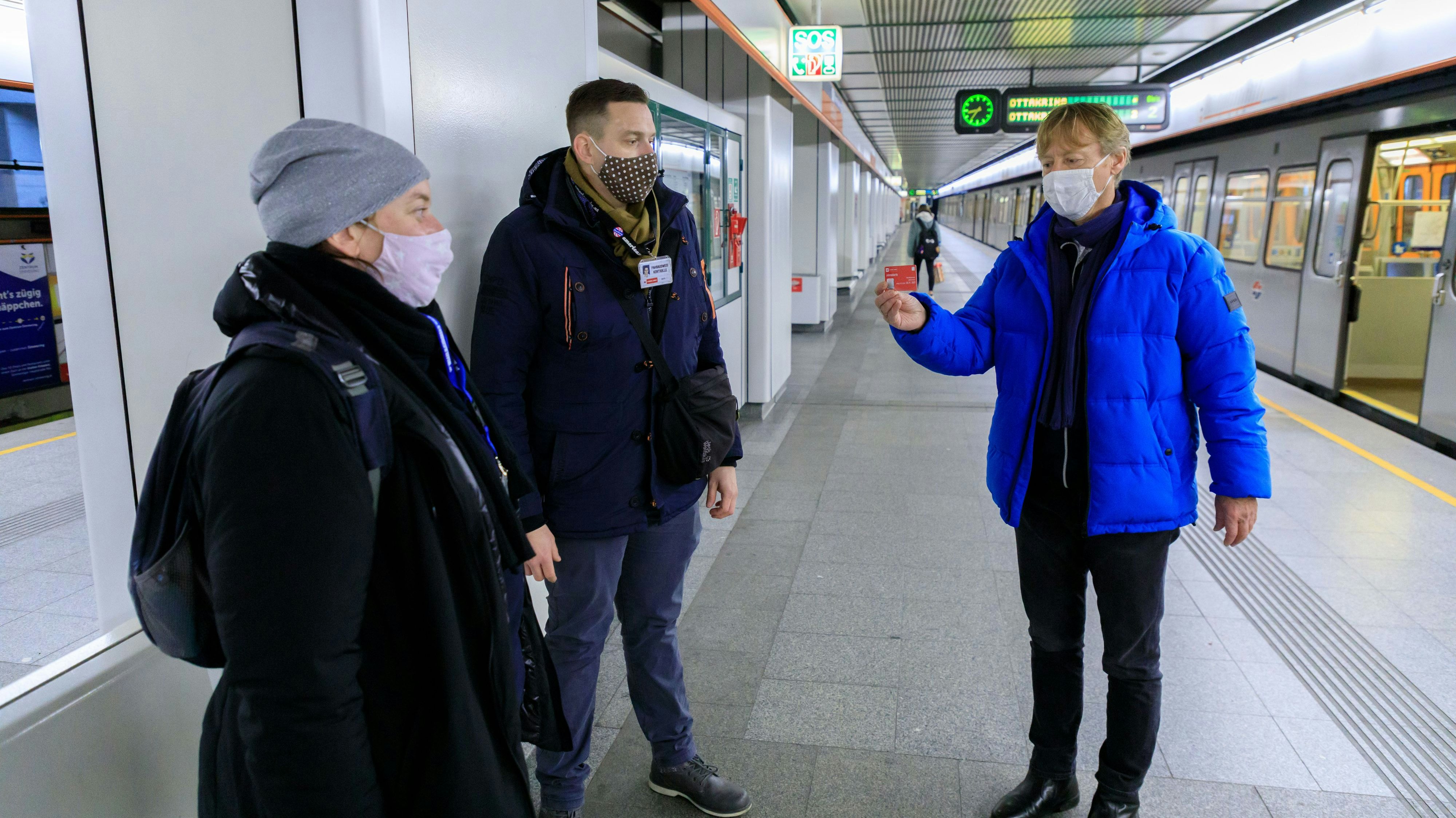 Fahrscheinkontrolle in der Covid-19-Krise.