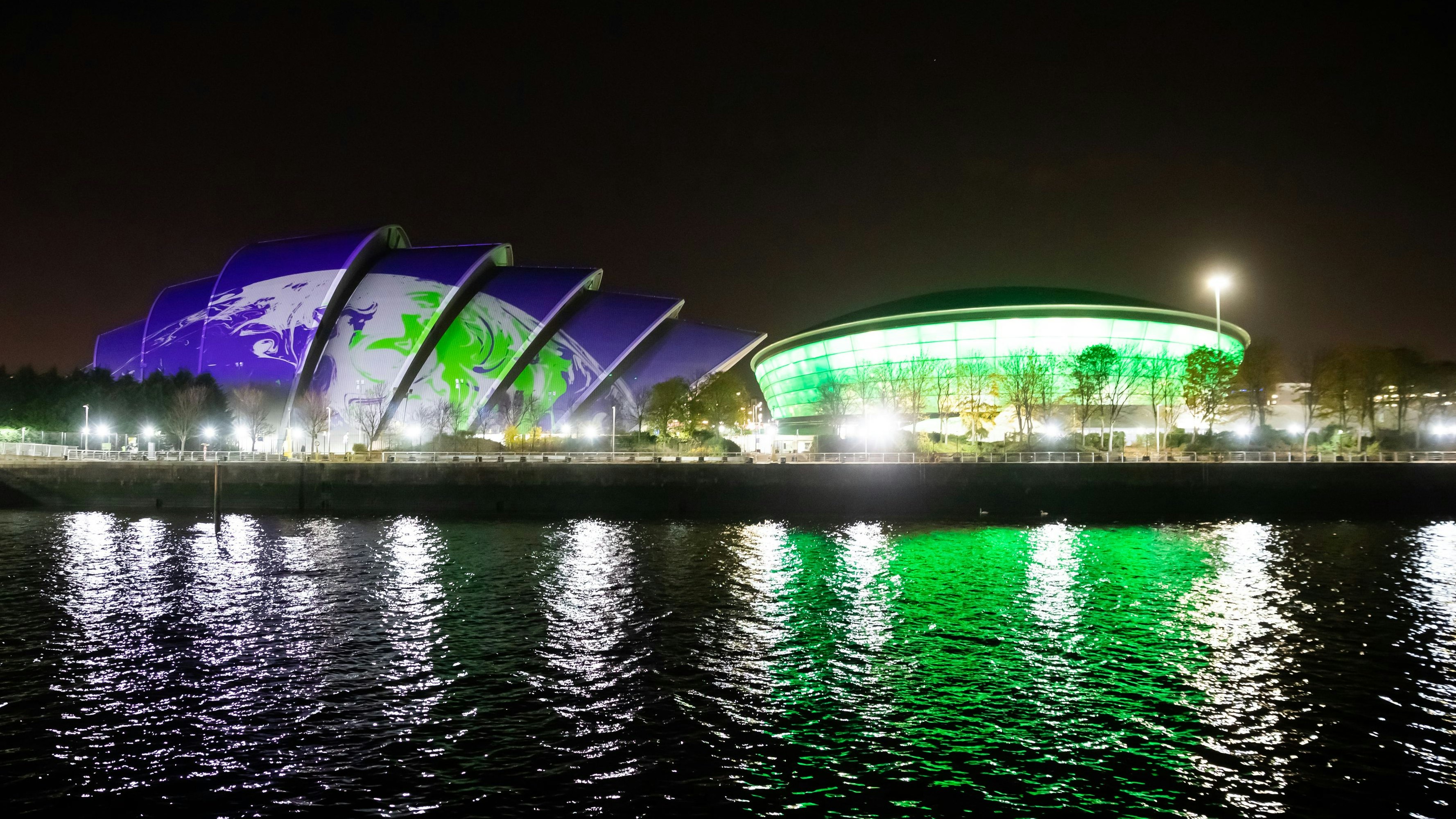 Download von www.picturedesk.com am 08.11.2021 (00:20).  07 November 2021, United Kingdom, Glasgow: The site of the UN Climate Change Conference COP26, which is taking place at the Scottish Exhibition and Conference Centre in Glasgow, is seen in the evening. For two weeks, around 200 countries are wrestling in Glasgow over how the goal of limiting global warming to 1.5 degrees compared to pre-industrial times can still be achieved. Photo: Christoph Soeder/dpa - 20211107_PD10050 - Rechteinfo: Rights Managed (RM)