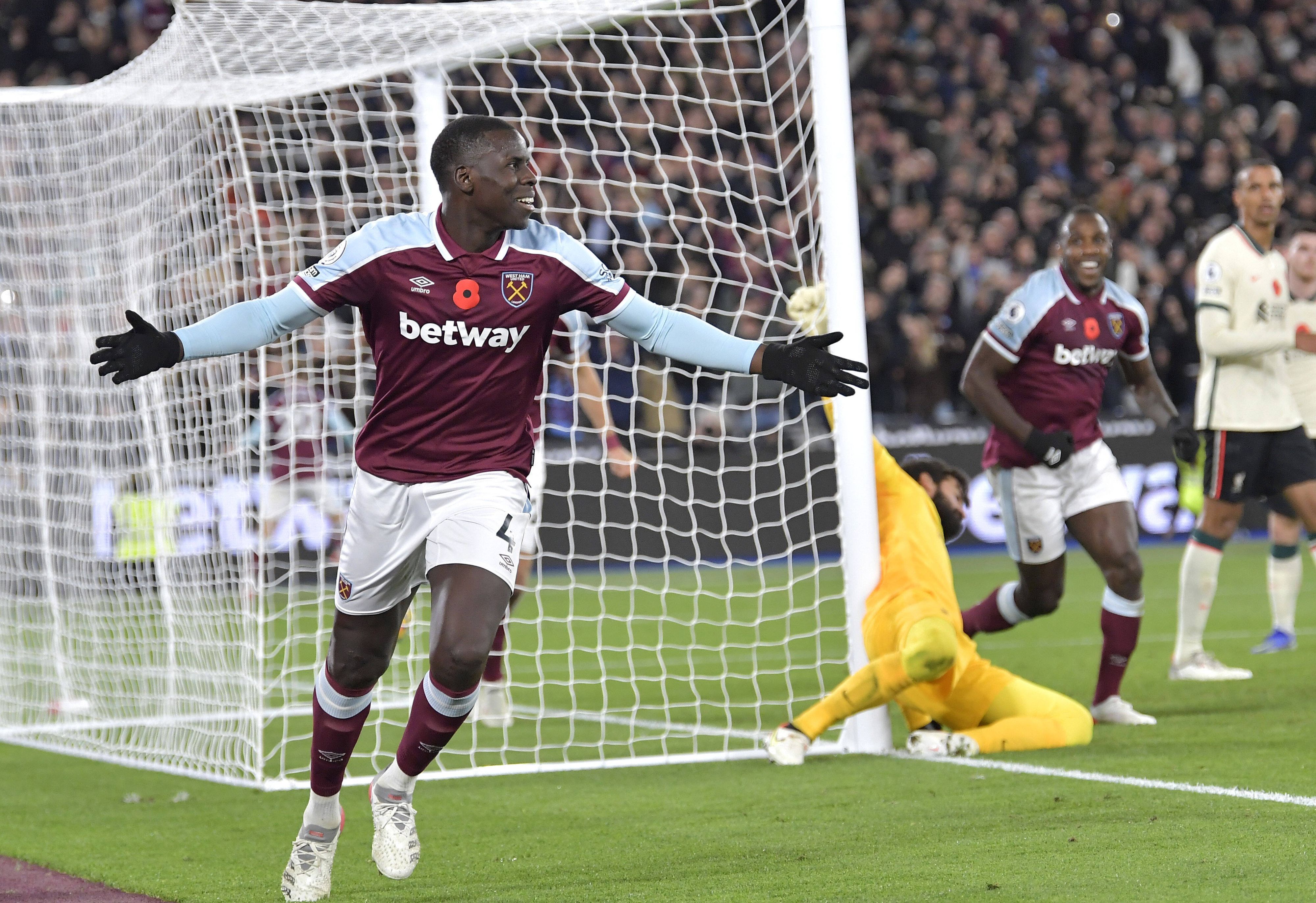 West Ham jubelt über den Sieg im Spitzenspiel.