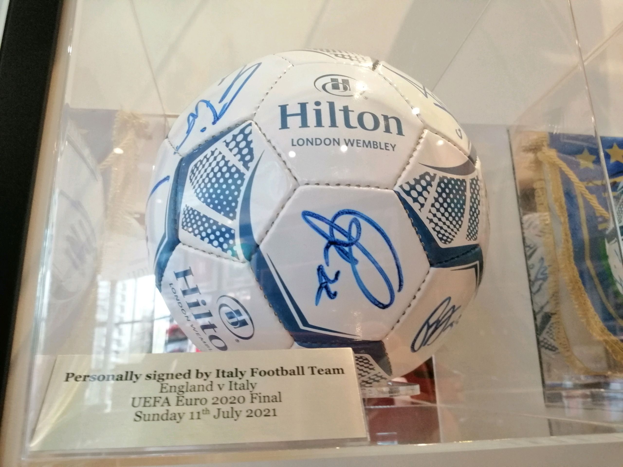 Die italienischen Europameister haben sich auch verewigt.