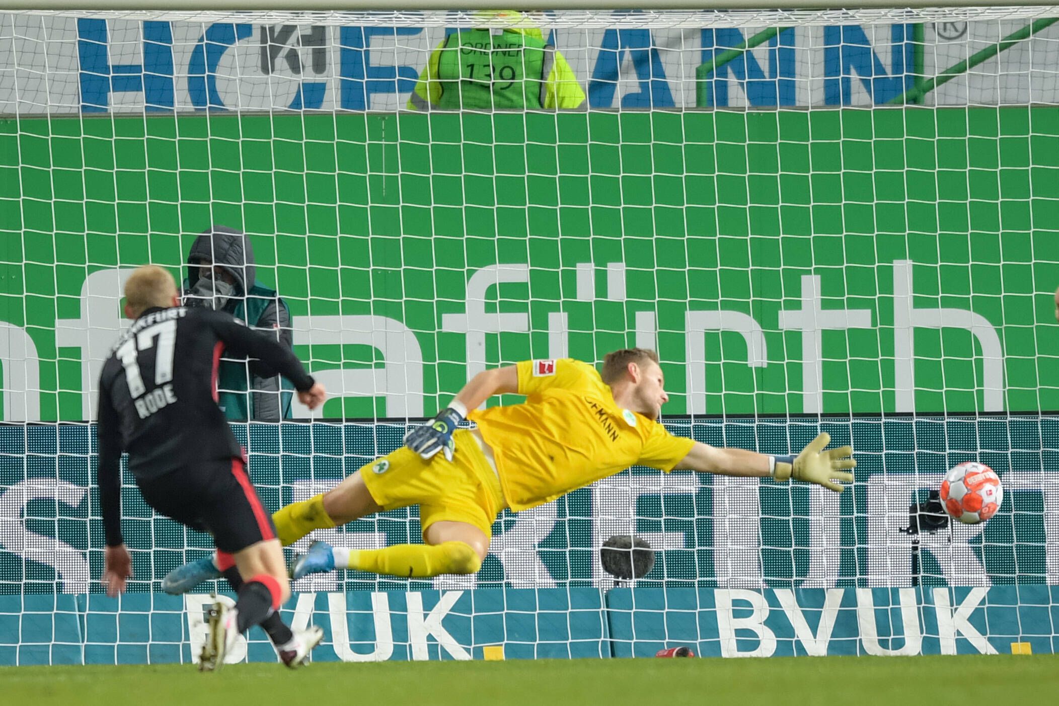 Frankfurt siegt in Fürth.