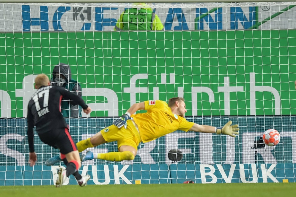 Frankfurt siegt in Fürth.