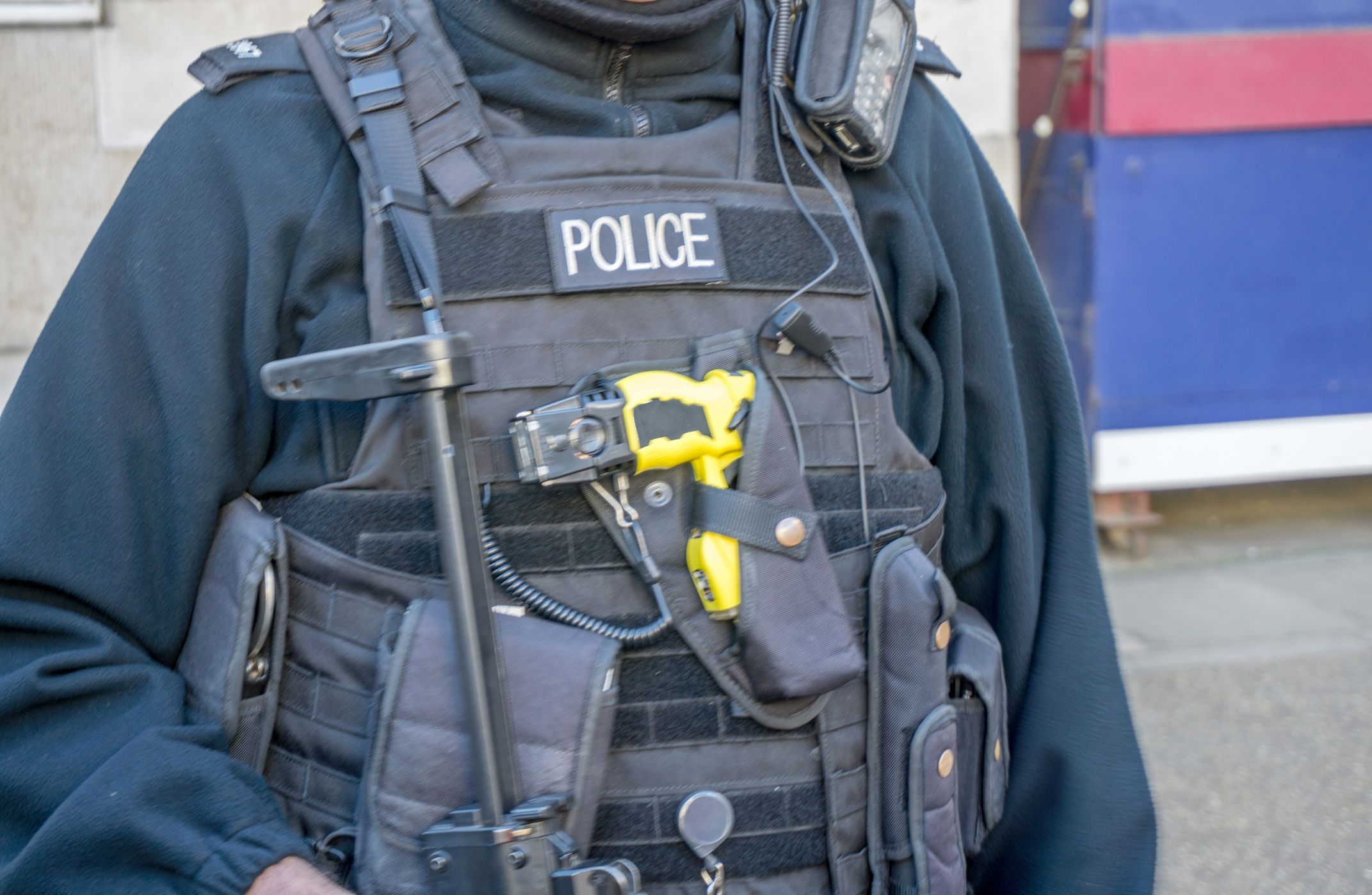 Unklar ist, ob er sich erst in der Polizeiinspektion übergossen hat.