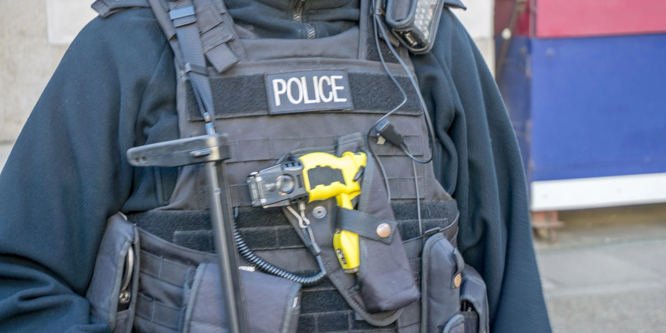 Unklar ist, ob er sich erst in der Polizeiinspektion übergossen hat.