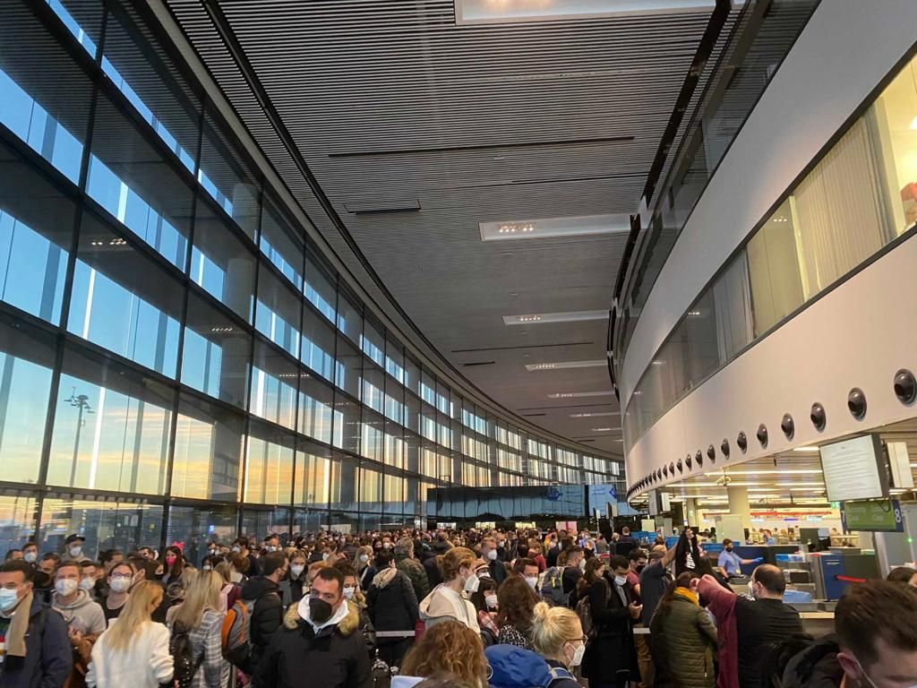 Die Szenen vor dem Sicherheitscheck – die Wartenden nehmen vom Abstandnehmen Abstand.