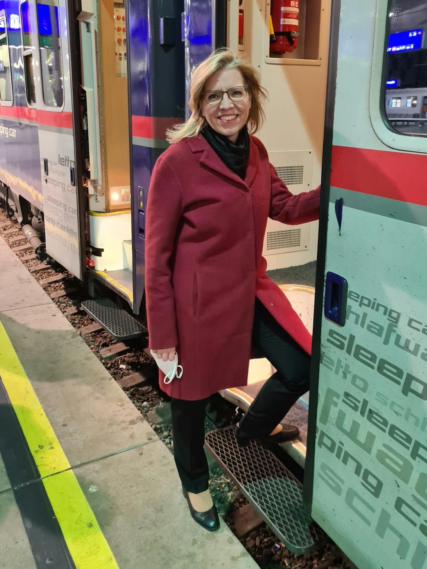 Ministerin Leonore Gewessler reist mit dem Zug via Brüssel und London zur COP26 Klimakonferenz nach Glasgow. Sie ist 27h am Weg.<br>