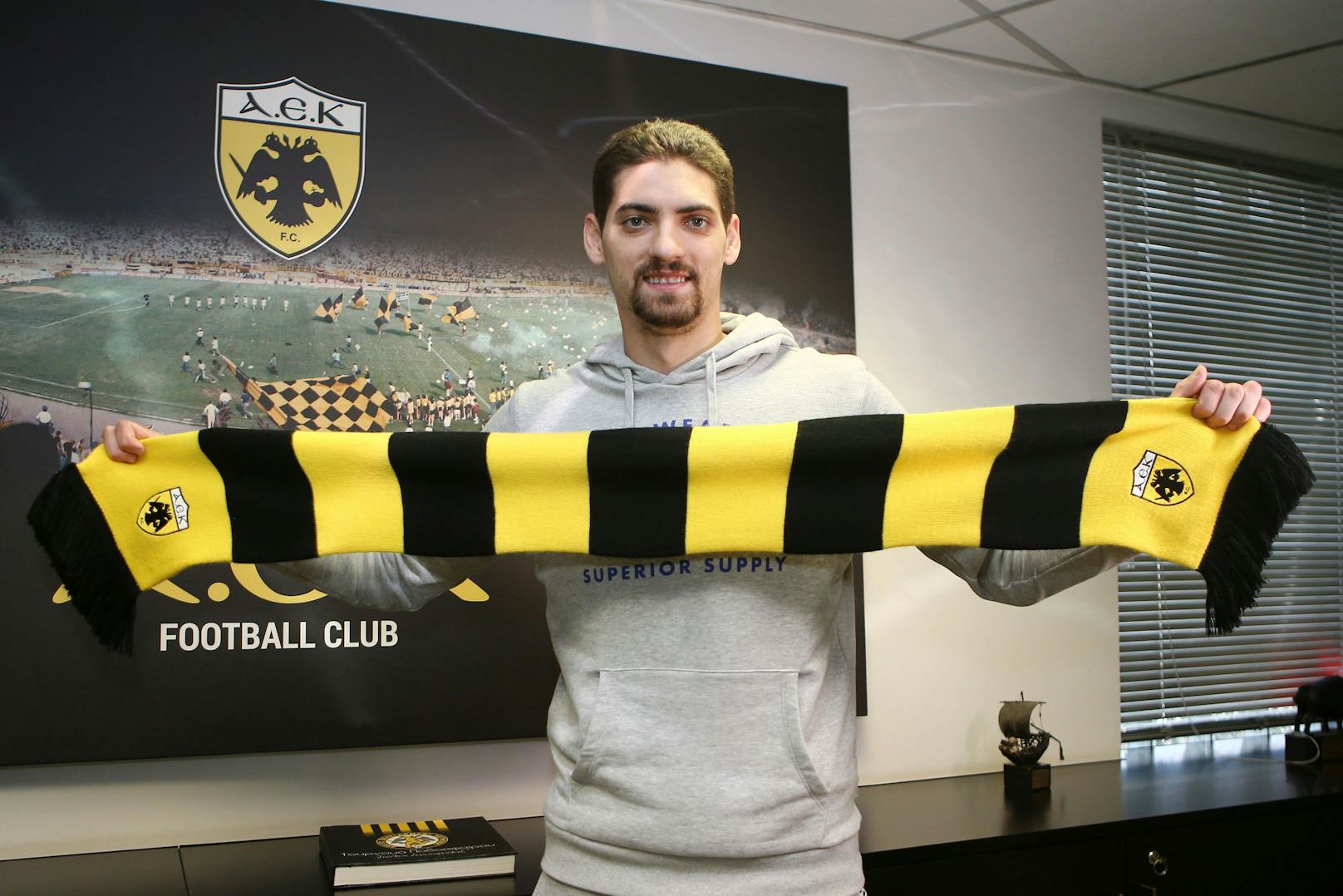 Cican Stankovic mit AEK-Schal