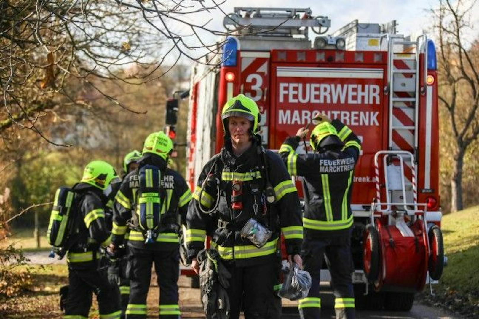 Doch dann mussten sich die Mannschaften aufteilen und nach dem fünfjährigen Sohn der Bauernhofbesitzer suchen.