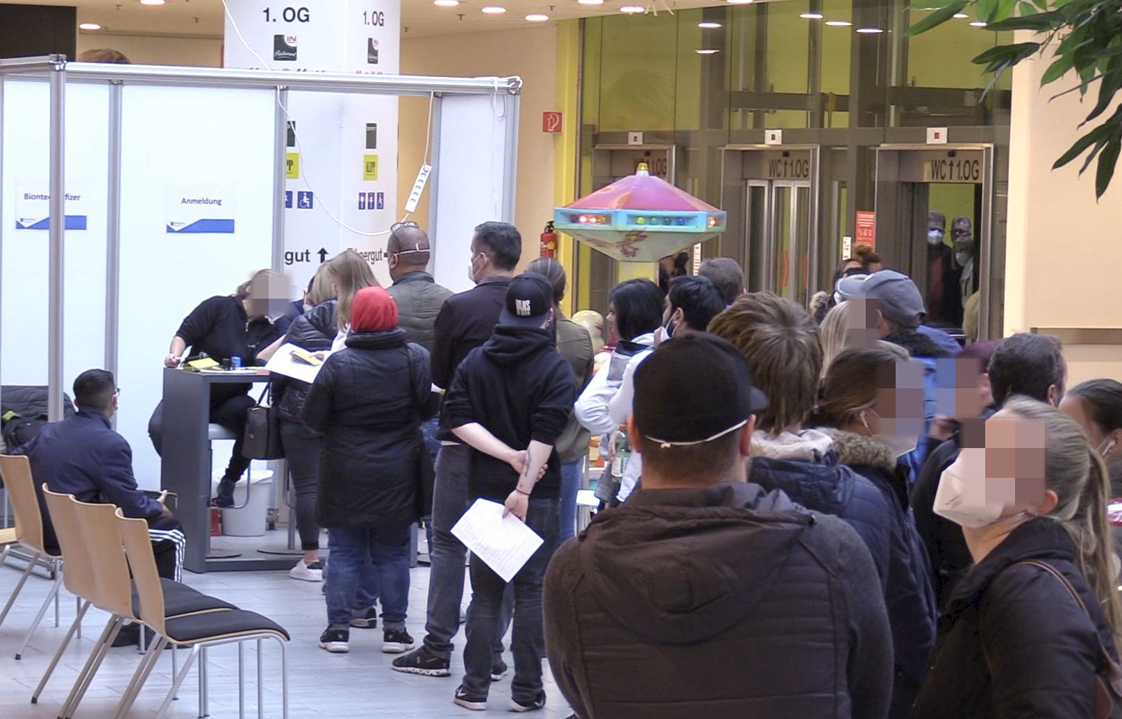 In ganz Österreich bildeten sich am Samstag meterlange Schlangen in den Impf- und Teststraßen.