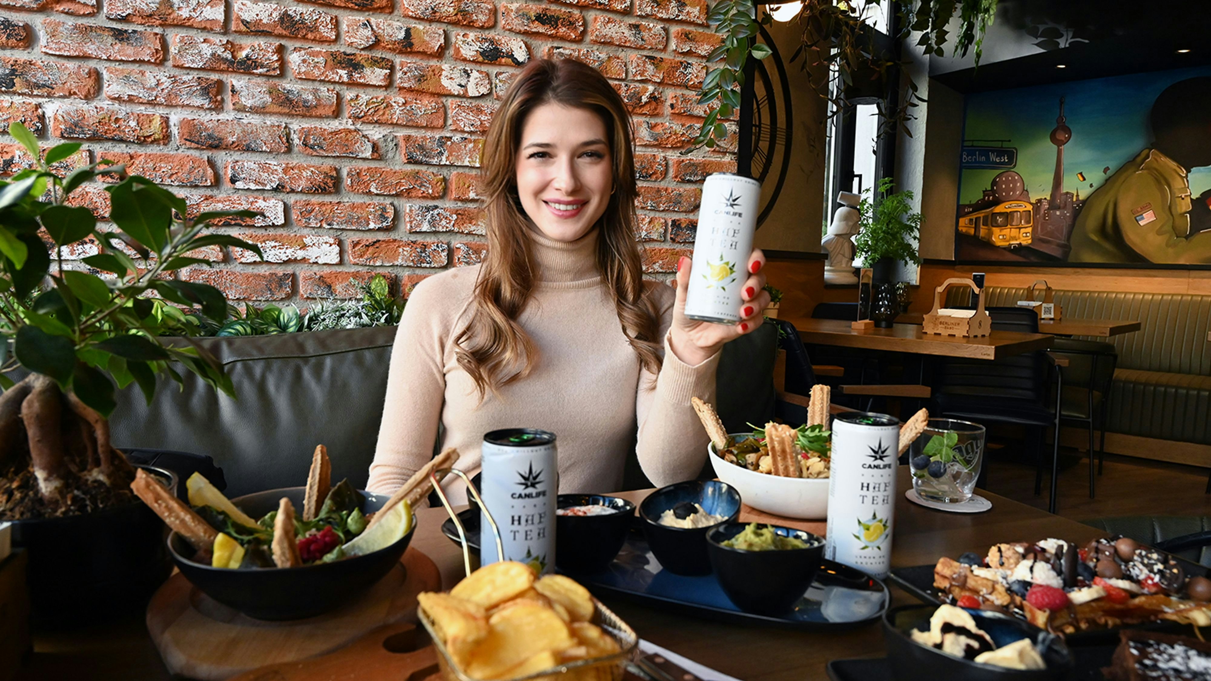 Das Berliner Babo serviert den Eistee von Deutsch-Rapper Haftbefehl.