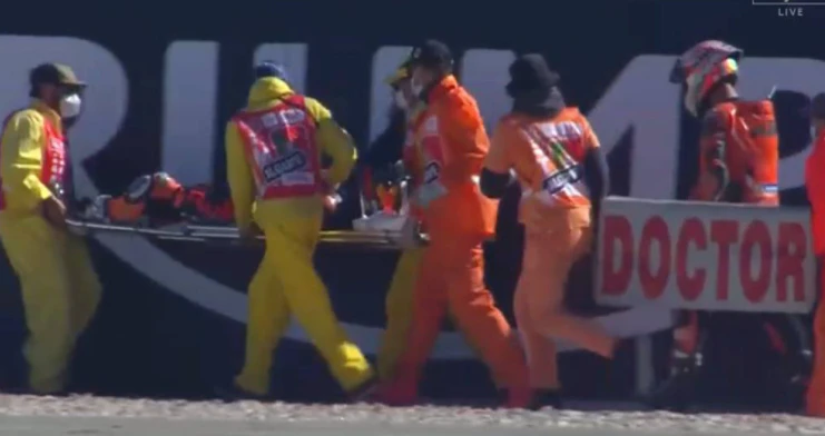 Oliveira muss auf der Trage von der Strecke gebracht werden.