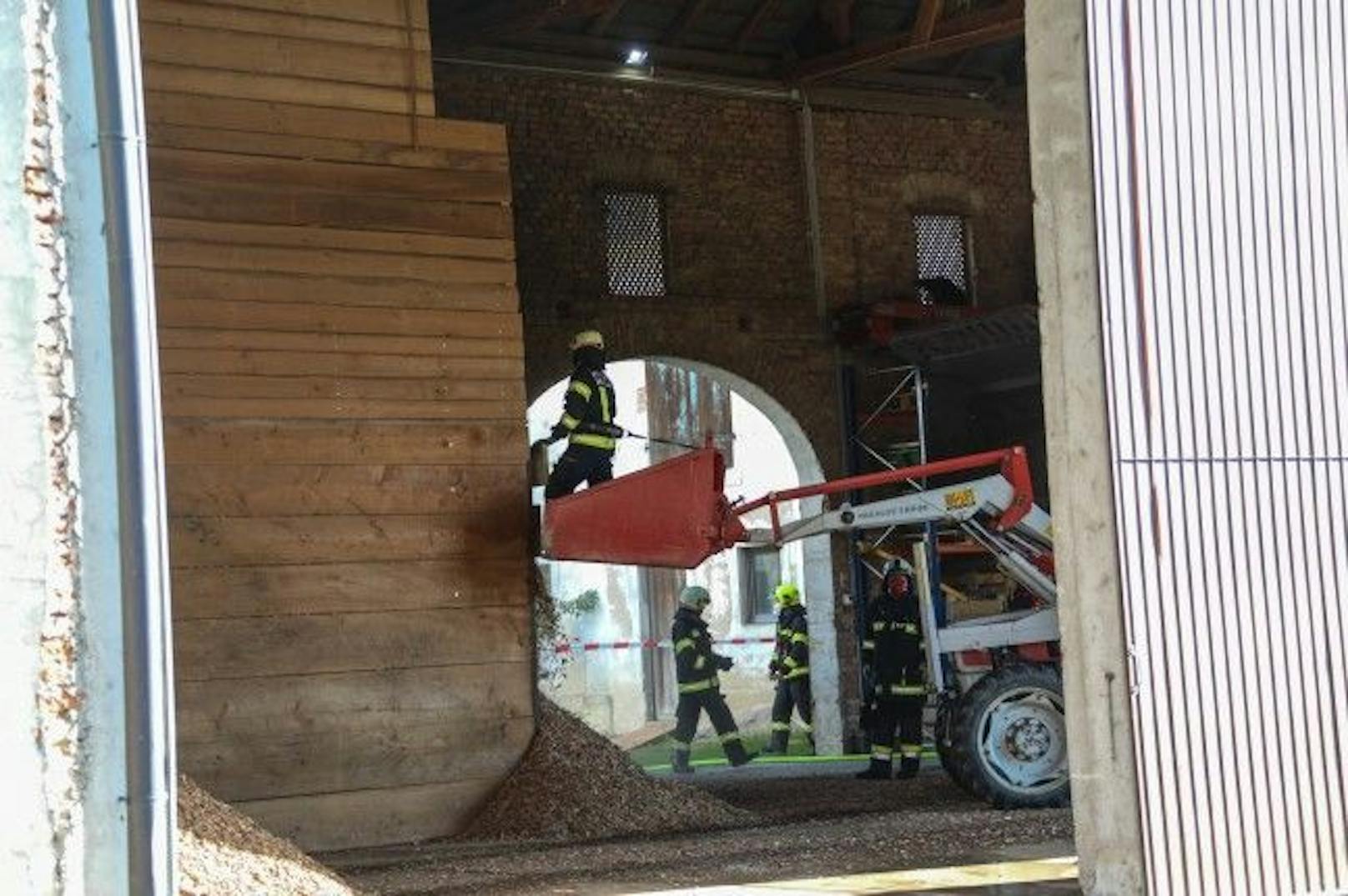 Die Feuerwehr Holzhausen kümmerte sich weiter um die Bekämpfung des Feuers.