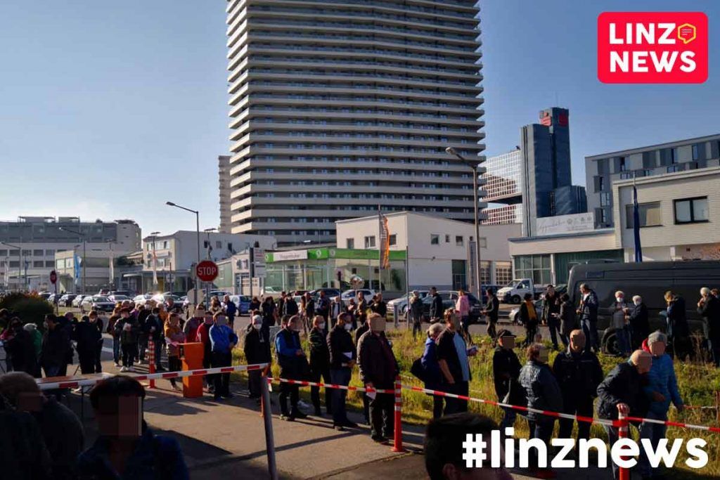 Lange Schlange vor der Impfstraße des Samariterbundes in Linz am Samstag. Am Sonntag hingegen herrschte in OÖ quasi 