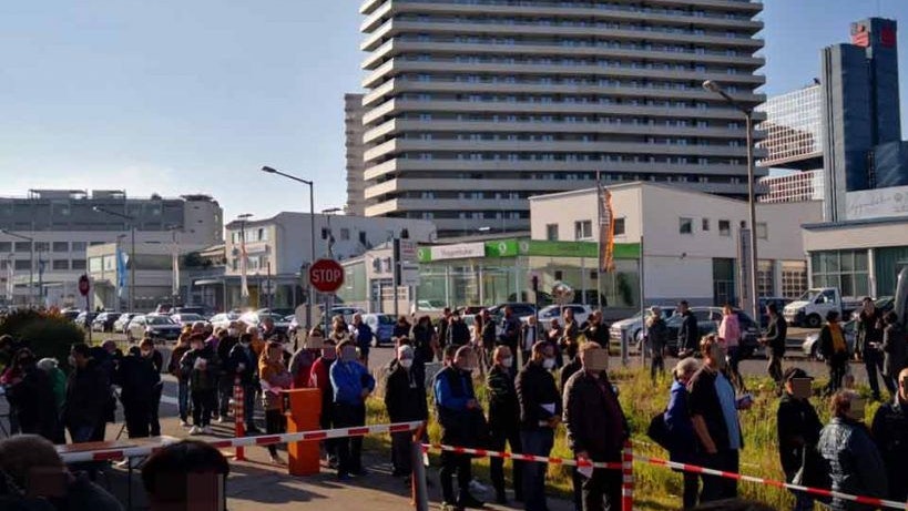 Lange Schlange vor der Impfstraße des Samariterbundes in Linz am Samstag. Am Sonntag hingegen herrschte in OÖ quasi "Impfpause".