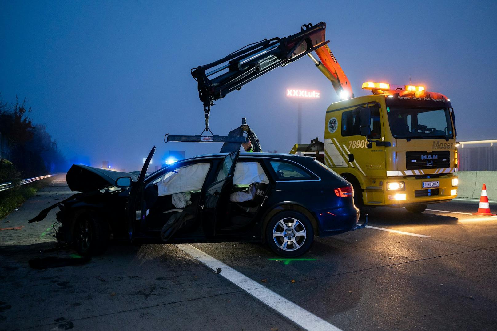 Ein Abschleppunternehmen barg das Auto des 41-jährigen Unfall-Lenkers.