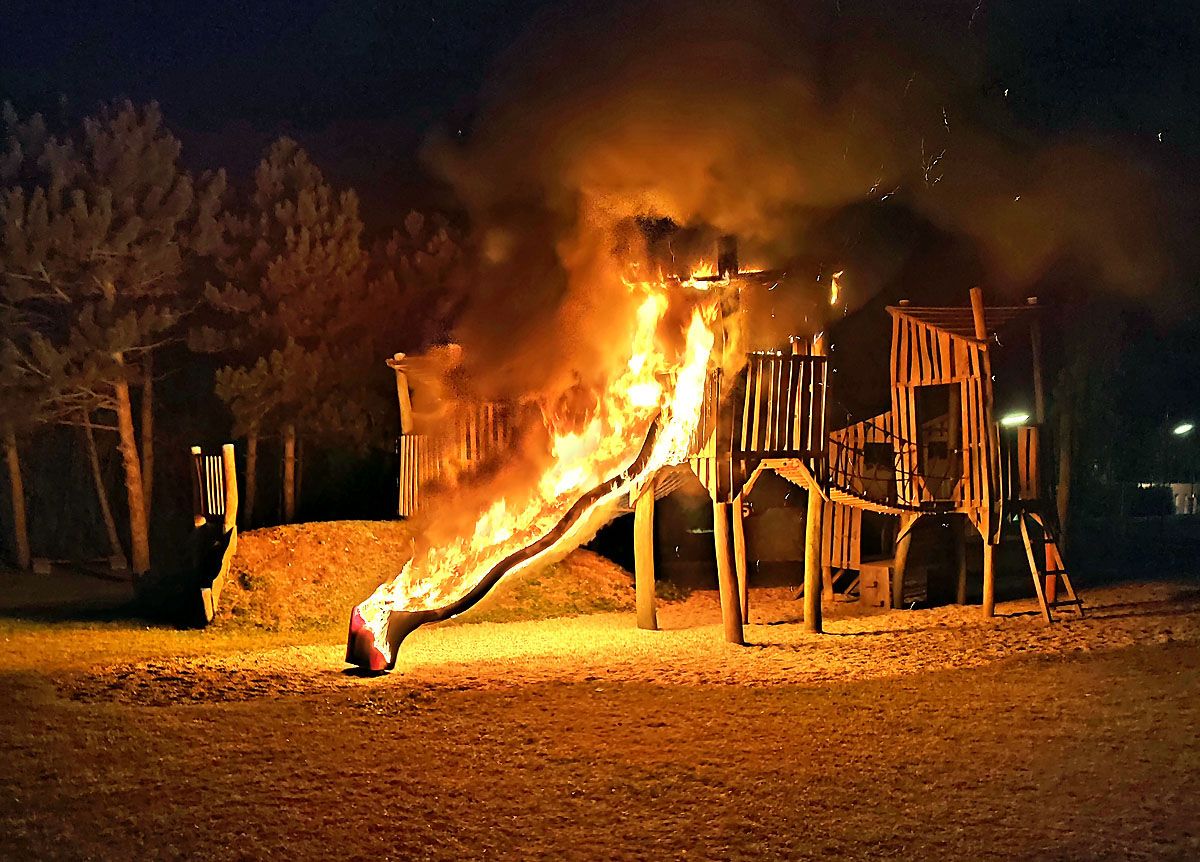 Kinderrutsche am Spielplatz in Brand gesetzt