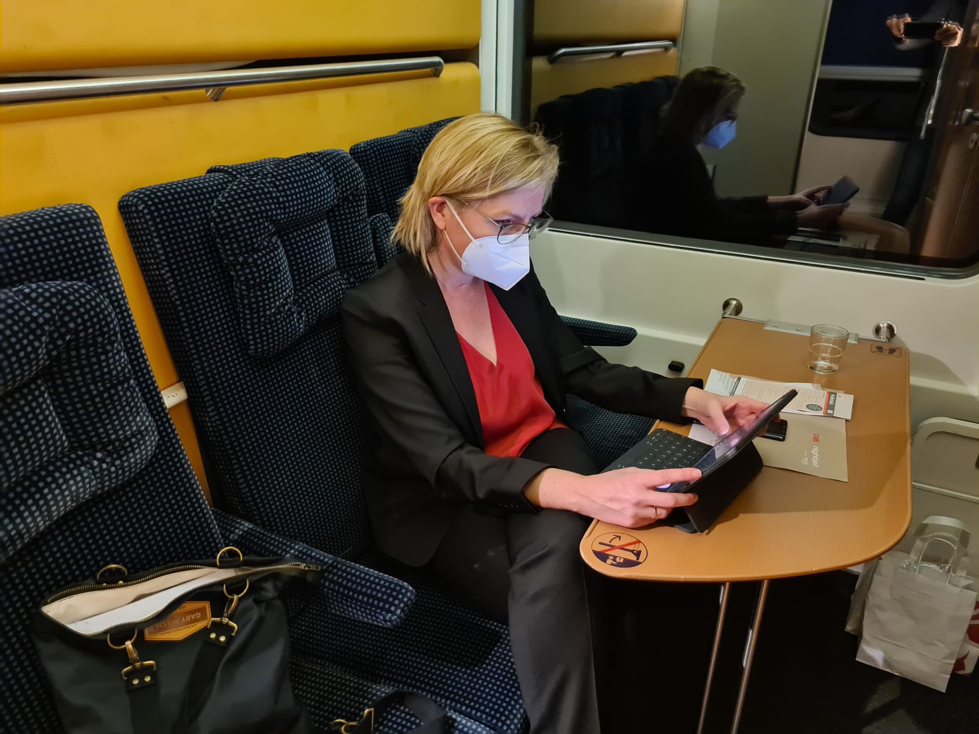 27 Stunden auf Schiene: Leonore Gewessler