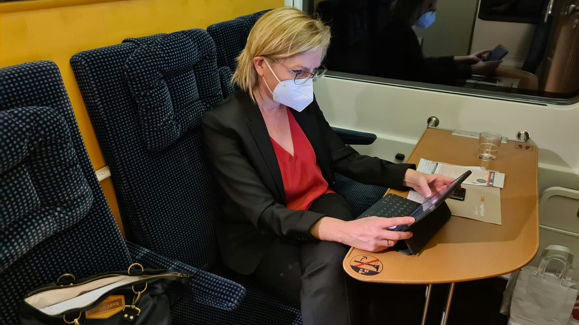 27 Stunden auf Schiene: Leonore Gewessler