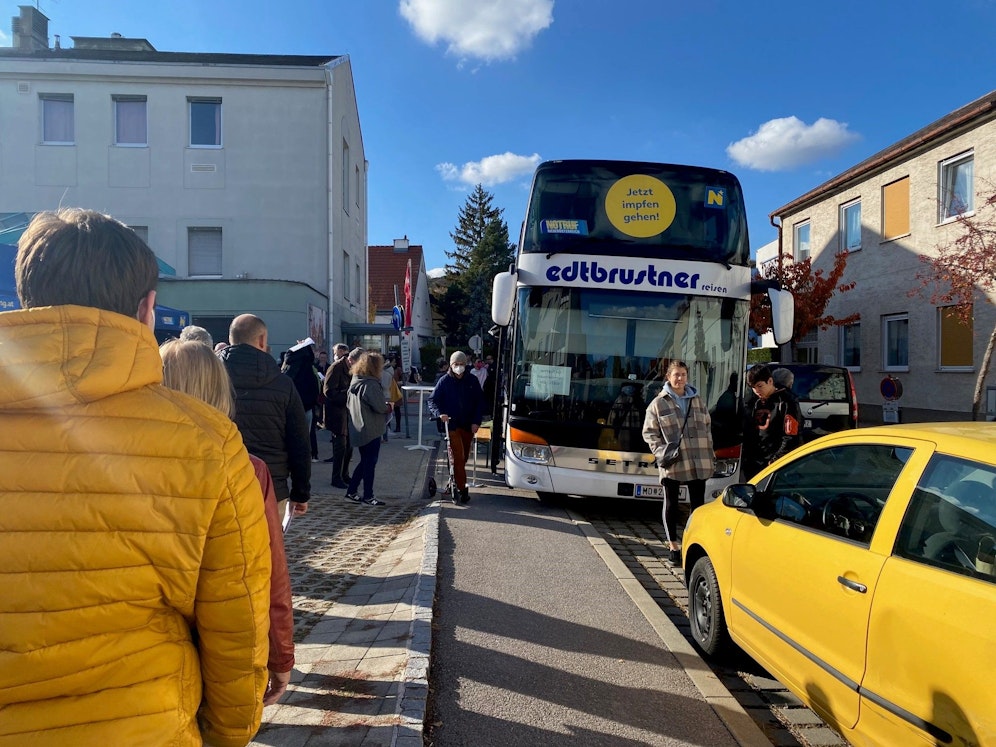 Auch in Mödling war der Andrang auf den Impfbus groß.