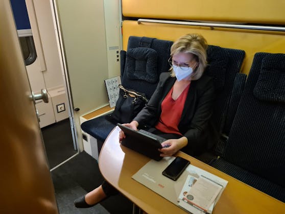 Zu den EU-Räten nach Brüssel oder nach Luxemburg geht es für die Klimaschutzministerin immer mit dem Nachtzug, so wie jetzt nach Glasgow auch. Die Fahrzeit nutze sie gerne, um sich auf Meetings vorzubereiten.