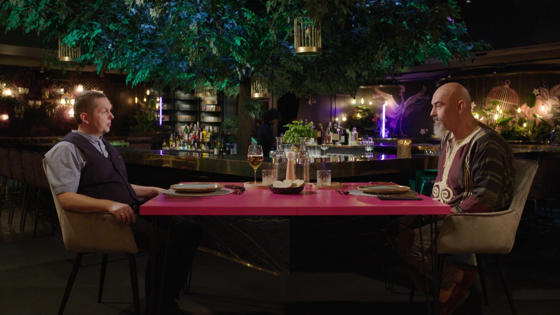 Gernot (43, links) trifft auf Schamane Hannes (54) 