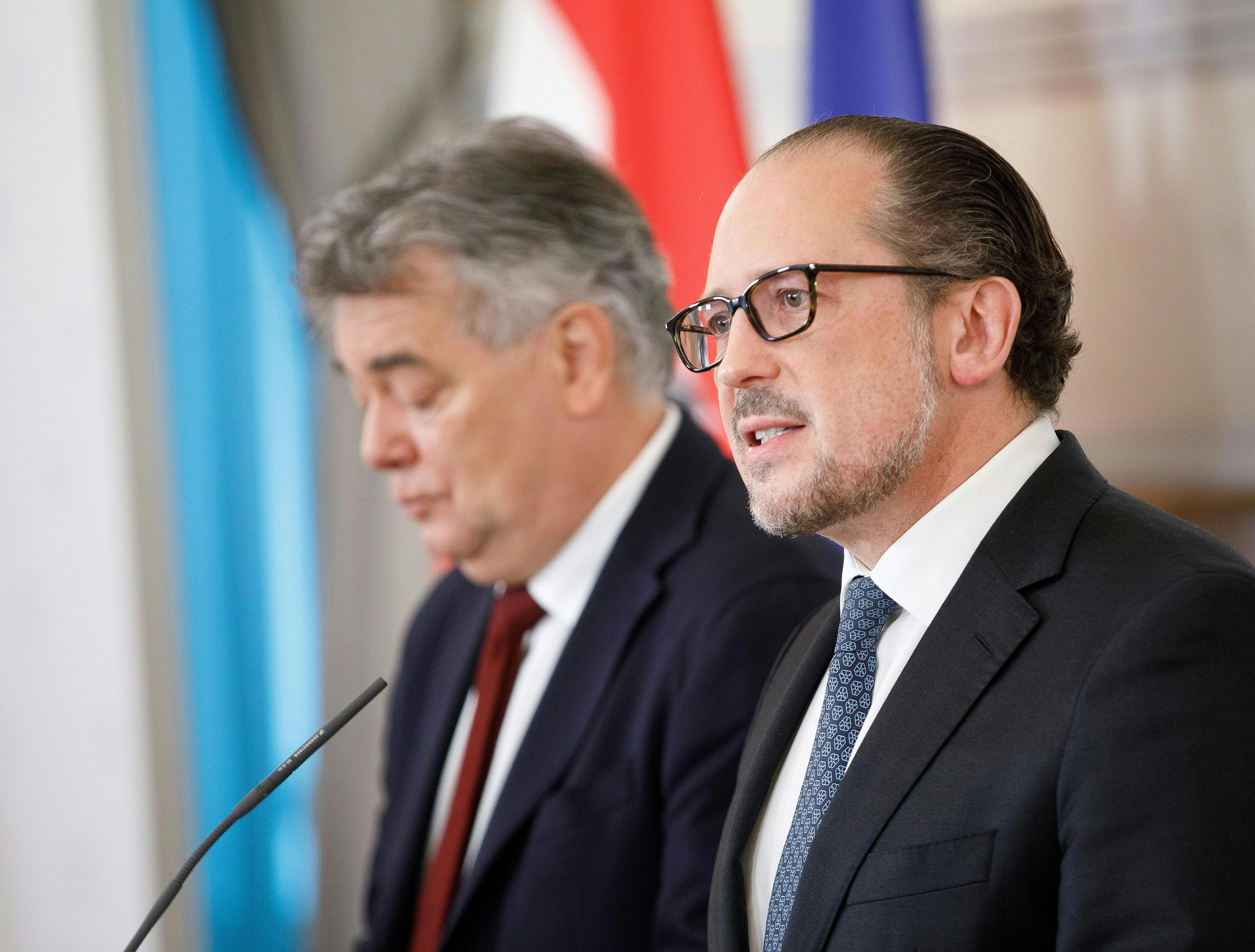 Bundeskanzler Alexander Schallenberg (ÖVP/r.) und Vizekanzler Werner Kogler (Grüne).