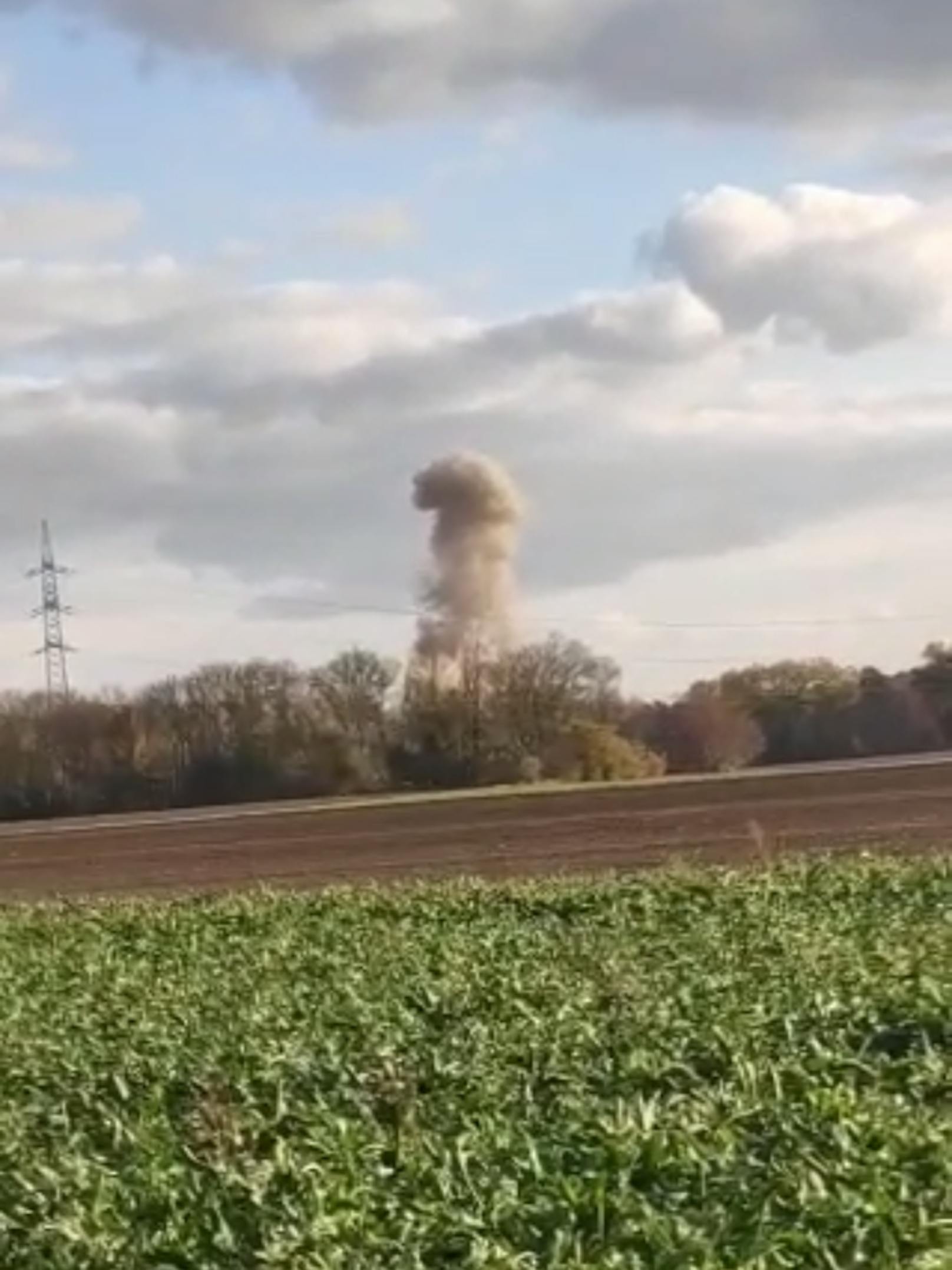 Bild 26: Die Explosion war kilometerweit zu sehen – <a href="https://www.heute.at/s/bundesheer-sprengt-fliegerbombe-in-wiener-donaustadt-100172521">Weiterlesen &gt;&gt;&gt;</a>
