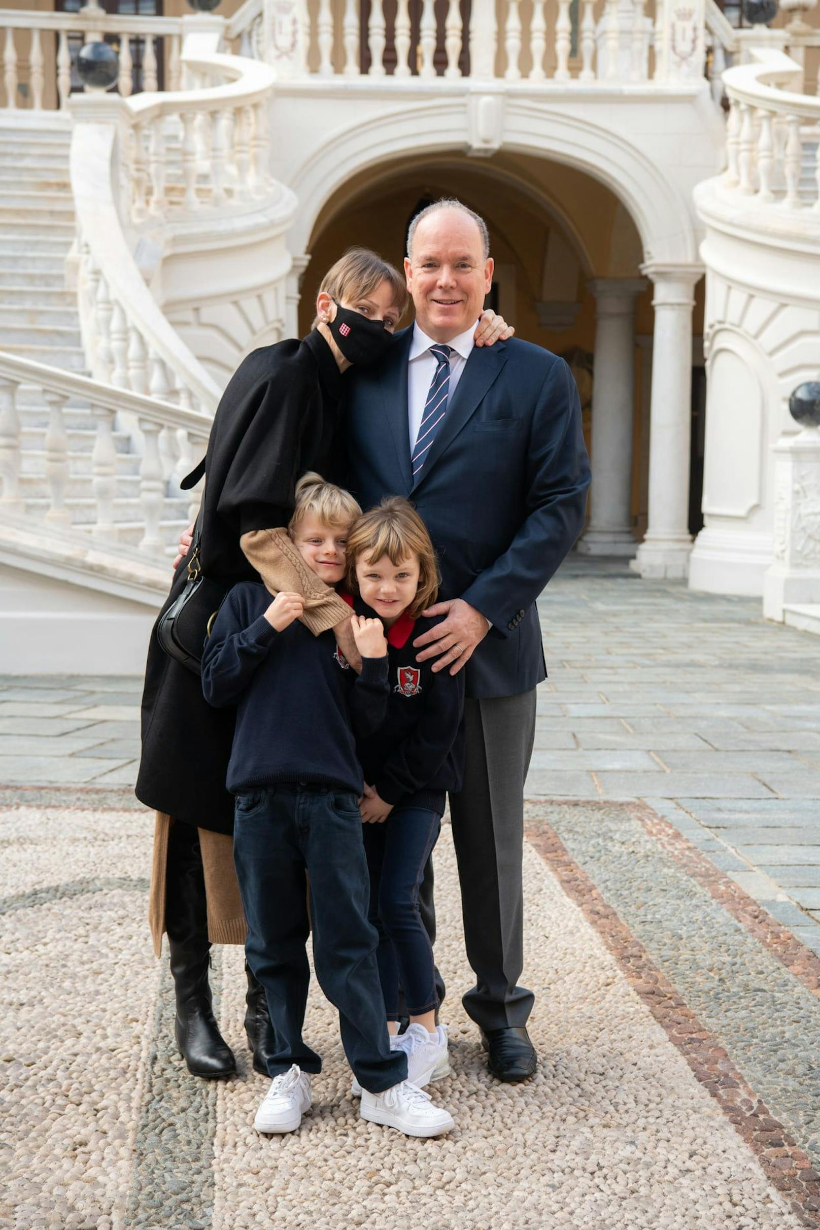Charlène ist wieder glücklich mit ihrer Familie vereint in Monaco.