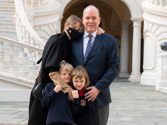Charlène ist wieder glücklich mit ihrem Mann,&nbsp;Fürst Albert II.&nbsp;und ihren Zwillingen vereint in Monaco