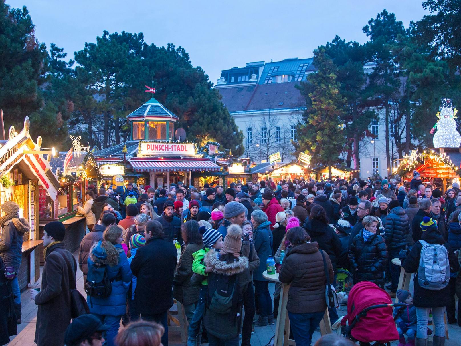 Das Weihnachtsdorf am Campus der Uni Wien hat bis 23. Dezember geöffnet.