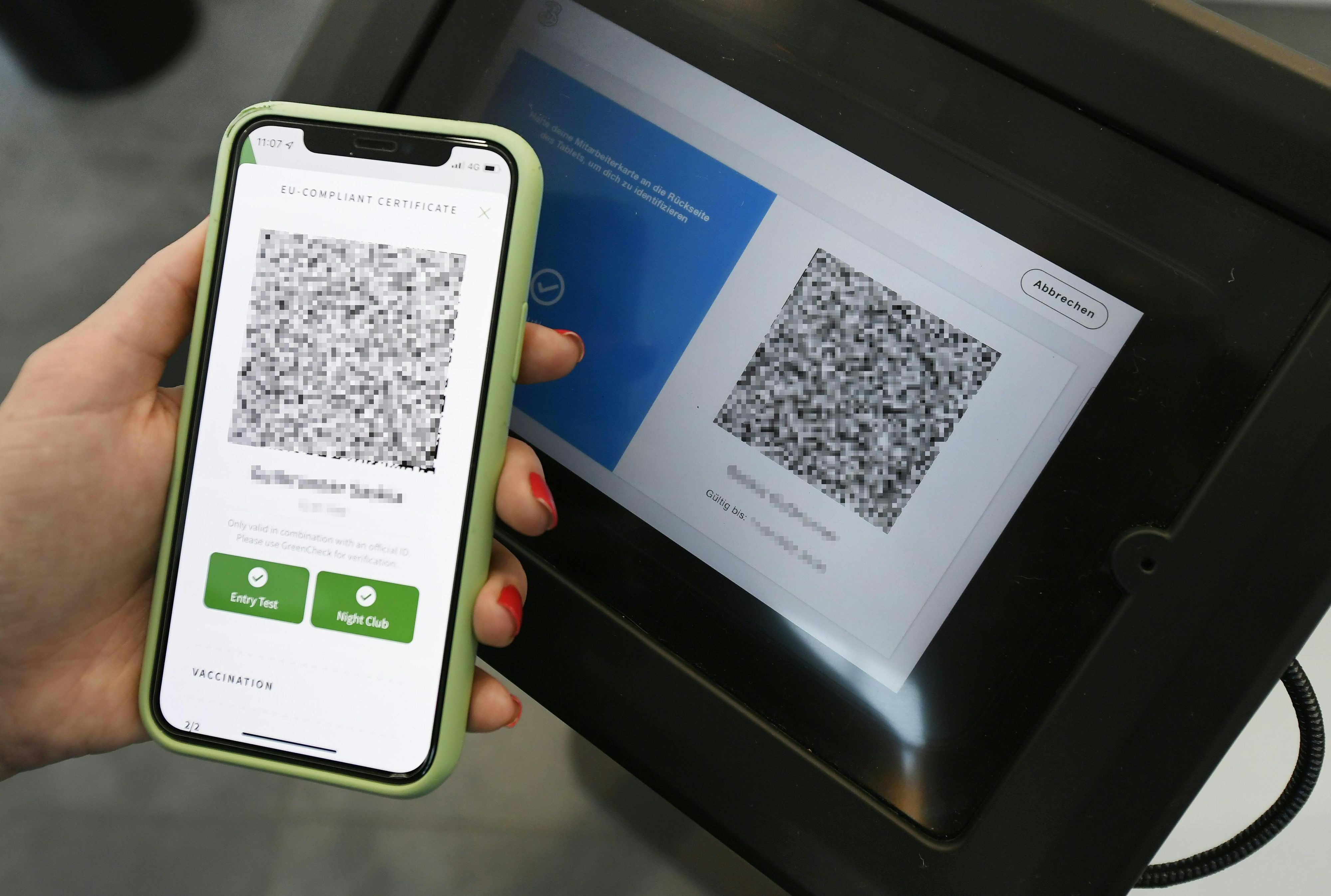 Ein Corona-Nachweis wird geprüft. Rund 500 Fake-Dokumente sind bereits aufgeflogen.