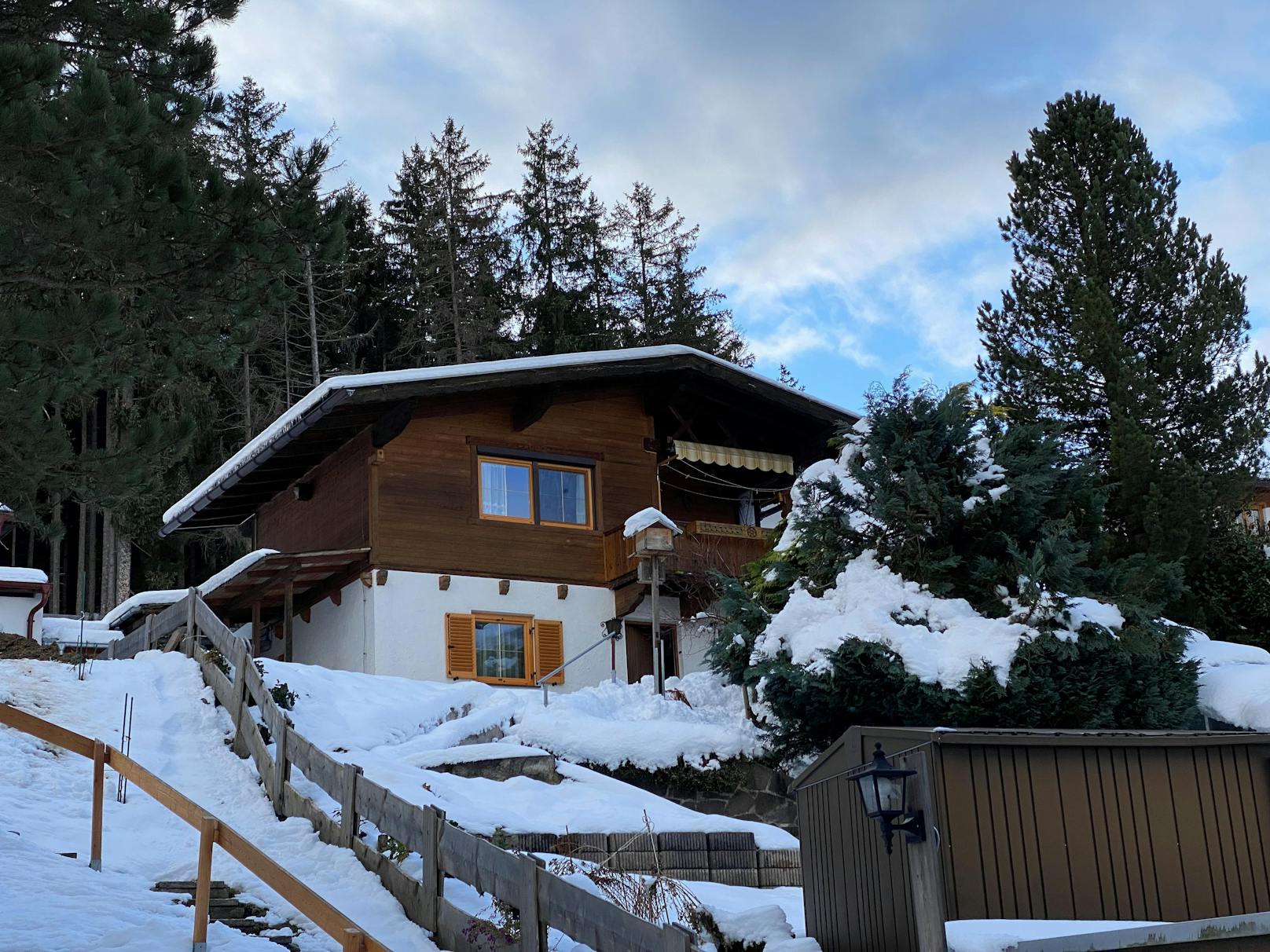 In der Folge wurden in einem Haus am Weerberg zwei Leichen eines älteren Ehepaares aufgefunden.