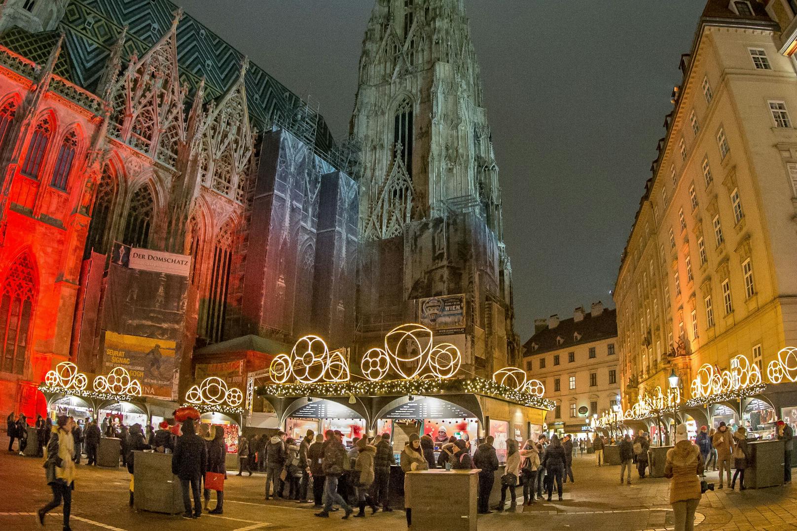 Auch der zentrale Weihnachtsmarkt am Stephansplatz verwöhnt vor dem Wiener Wahrzeichen mit Punsch, Glühwein und heißen Speisen bis 26. Dezember.