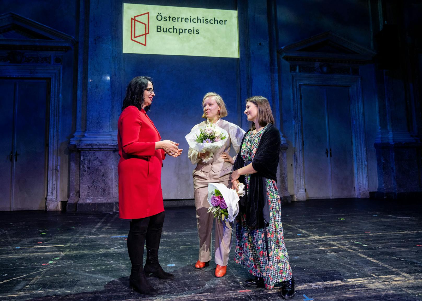 Kunst- und Kulturstaatssekretärin Andrea Mayer (Grüne) mit Raphaela Edelbauer und Anna Albinus im Rahmen der Verleihung des Österreichischen Buchpreises 2021 in Wien