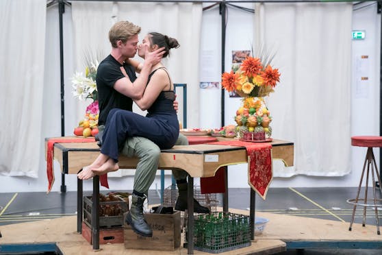 Große Gefühle bei den Proben zu "Miss Saigon": Vanessa Heinz spielt die junge Vietnamesin Kim. Oedo Kuipers gibt den amerikanisichen GI Chris.