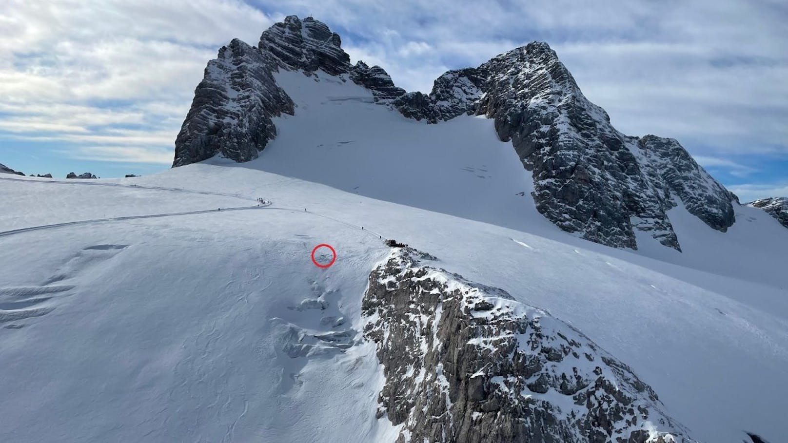 Der Skitourengeher stürzte zwölf Meter tief in eine Gletscherspalte (roter Kreis).