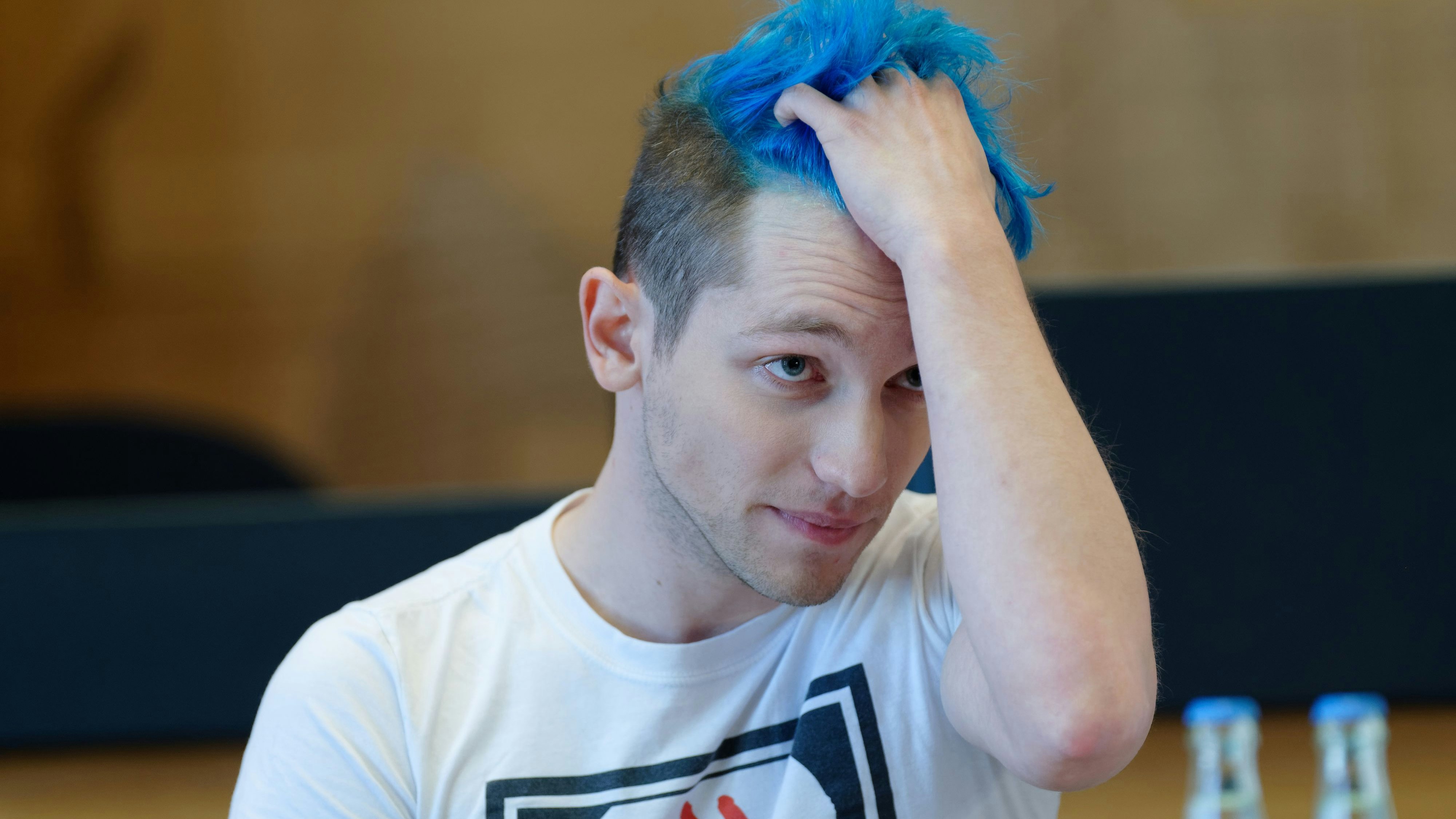 Download von www.picturedesk.com am 08.11.2021 (09:47).  14 September 2019, North Rhine-Westphalia, Duesseldorf: Youtuber Rezo sits on stage during the event "Knackig kurz statt tiefründig" (crisp short instead of profound) as part of the "Day of Education 2019" under the motto "Education in the digital age". The panel discussion was organized by the Evangelisches Schulreferat Düsseldorf. Photo: Henning Kaiser/dpa - 20190914_PD5916 - Rechteinfo: Rights Managed (RM)