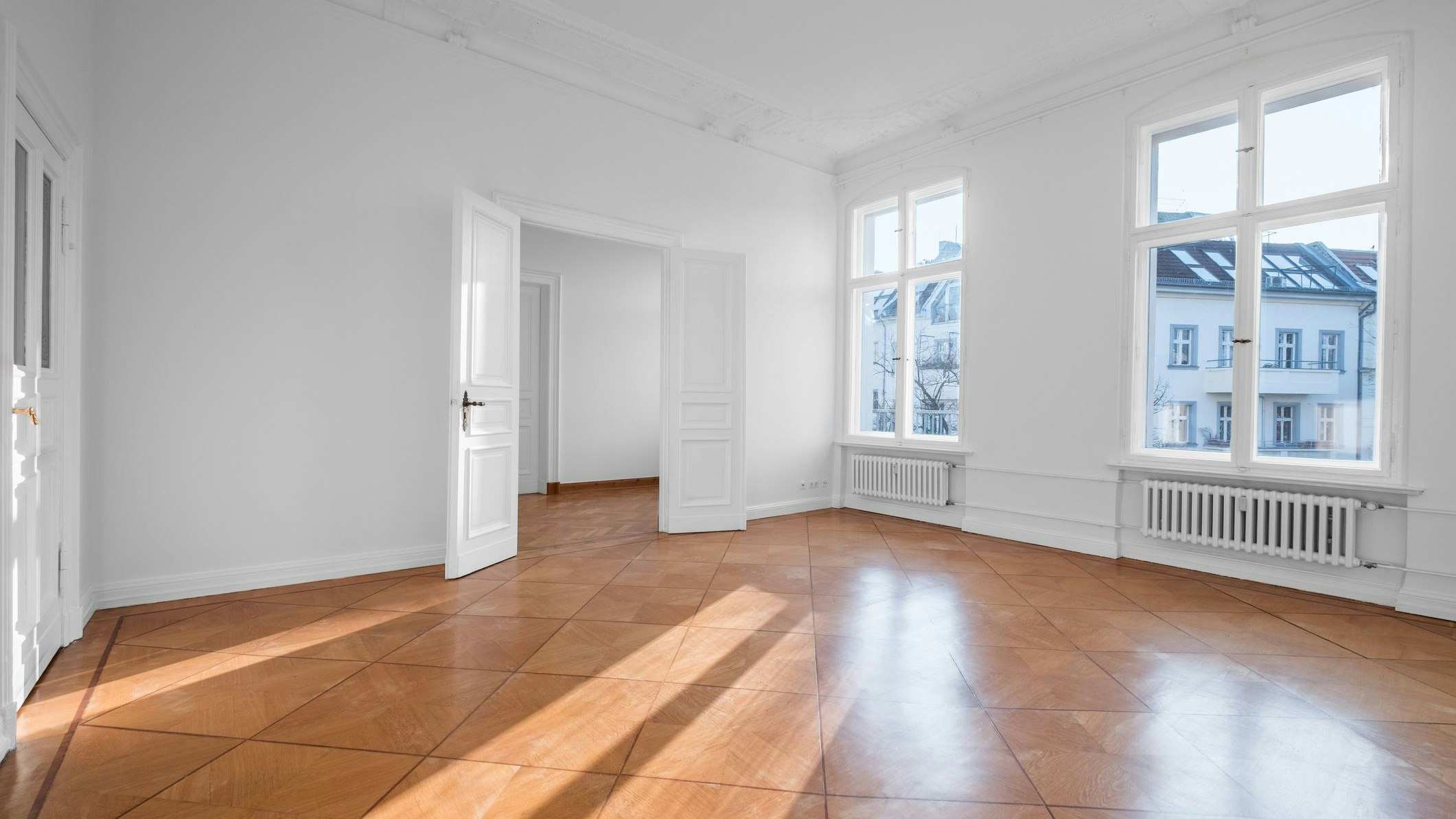 Tausende Wohnungen in Wien stehen leer, obwohl viele nach einem neuen Zuhause suchen. Die Stadt Wien will nun eine Abgabe für den Leerstand. Dazu braucht man allerdings den Bund. 