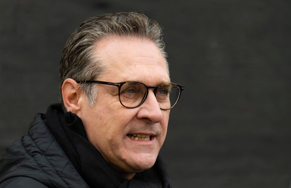 HC Strache bei einem Auftritt bei einer Pegida-Versammlung in Deutschland, 17. Oktober 2021.