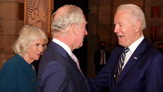 US-Präsident Joe Biden&nbsp;(rechts) trifft Prince Charles und die Herzogin von Cornwall im Kelvingrove Museum am Rande des Klimagipfels in Glasgow.