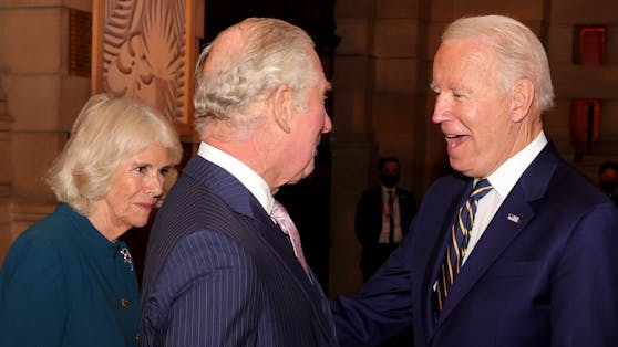 US-Präsident Joe Biden (rechts) trifft Prince Charles und die Herzogin von Cornwall im Kelvingrove Museum am Rande des Klimagipfels in Glasgow.