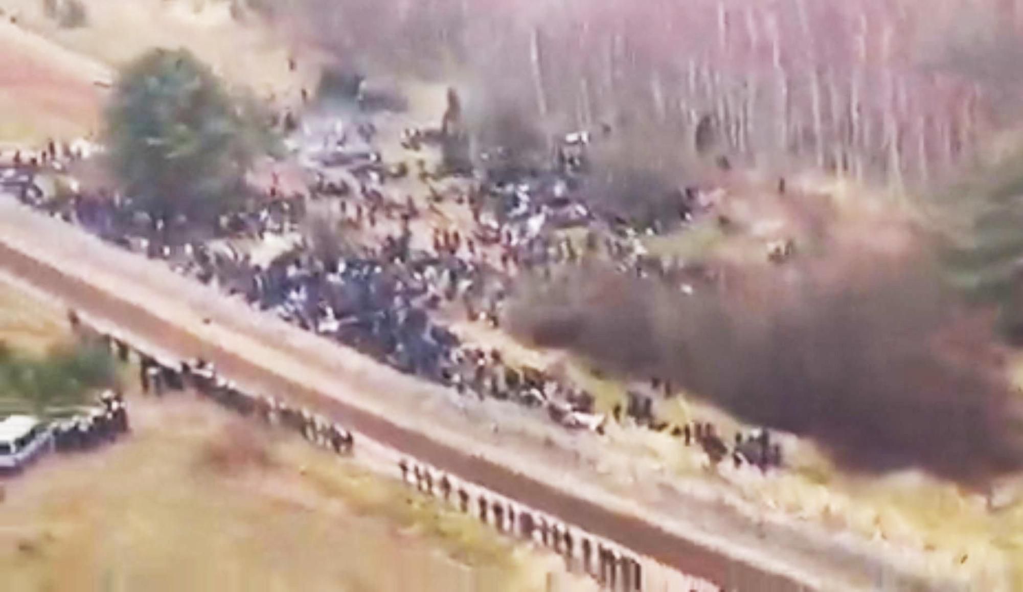 Videos in den sozialen Medien zeigen Hunderte Menschen an der Grenze.