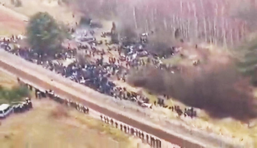 Videos in den sozialen Medien zeigen Hunderte Menschen an der Grenze.