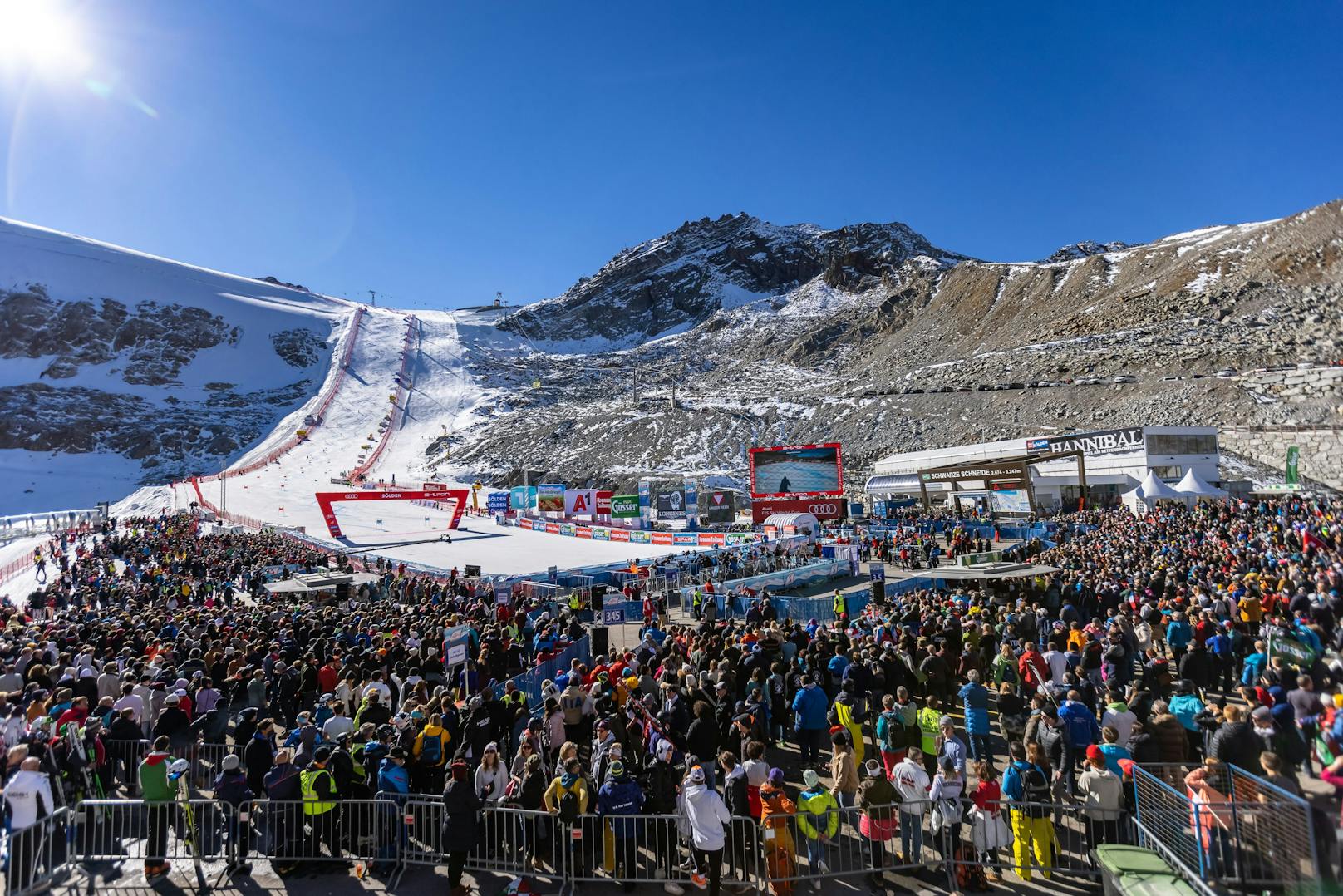  Die Finanzpolizei im Amt für Betrugsbekämpfung kontrollierte im Rahmen des Skiweltcup-Openings in Sölden am 24. Oktober mehrere Sicherheitsunternehmen, was aufgrund zahlreicher Verstöße Strafen in Höhe von 20.000 Euro nach sich zieht. Symbolbild.