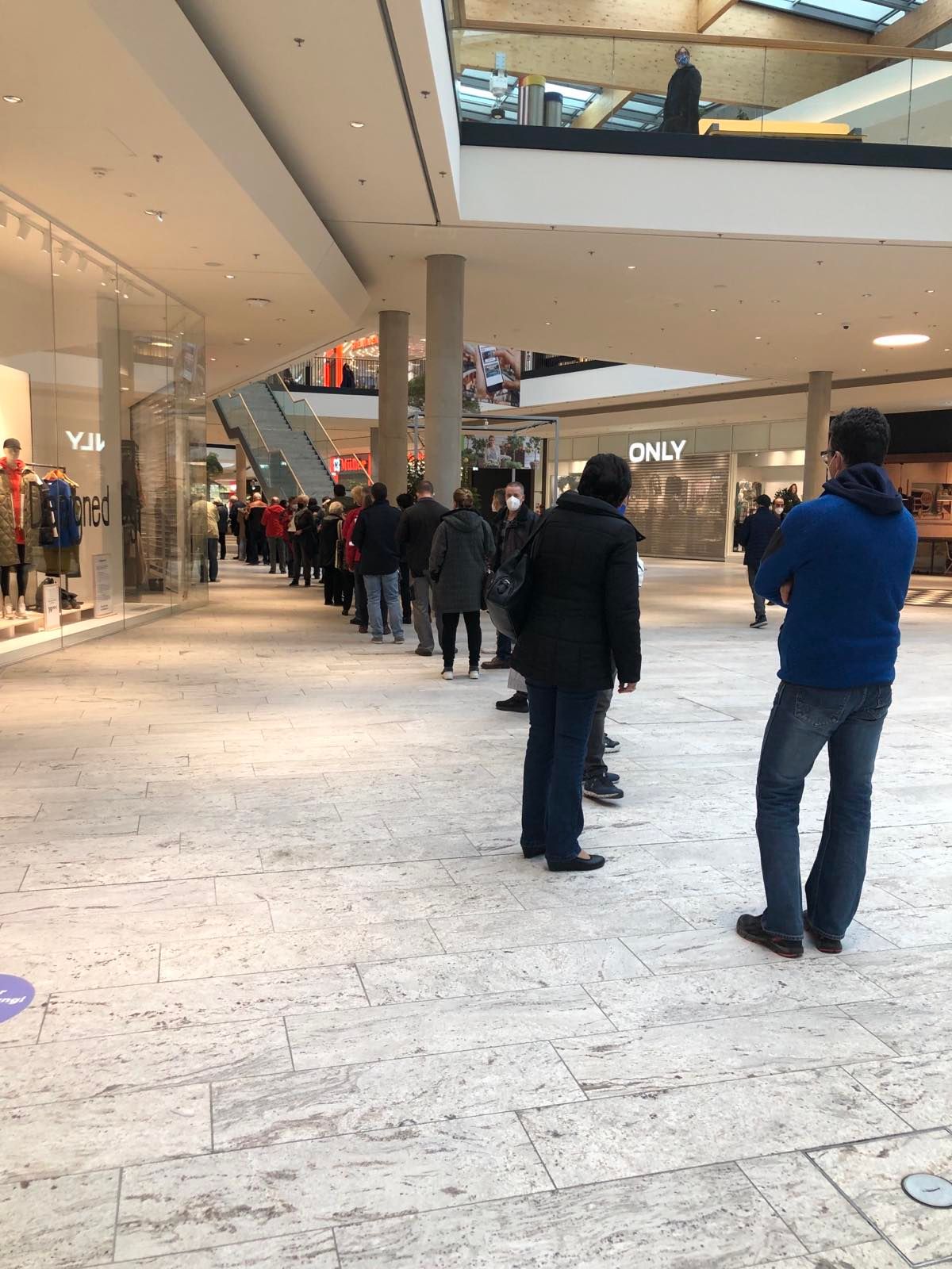 Warteschlange Bei Impfstraße In Wiener Shopping-Center | Heute.at