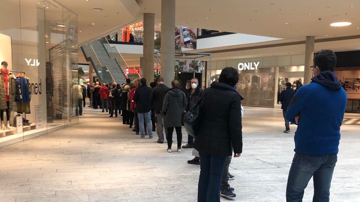 Wiener mussten sich in Geduld üben, um an das Corona-Jaukerl zu kommen.