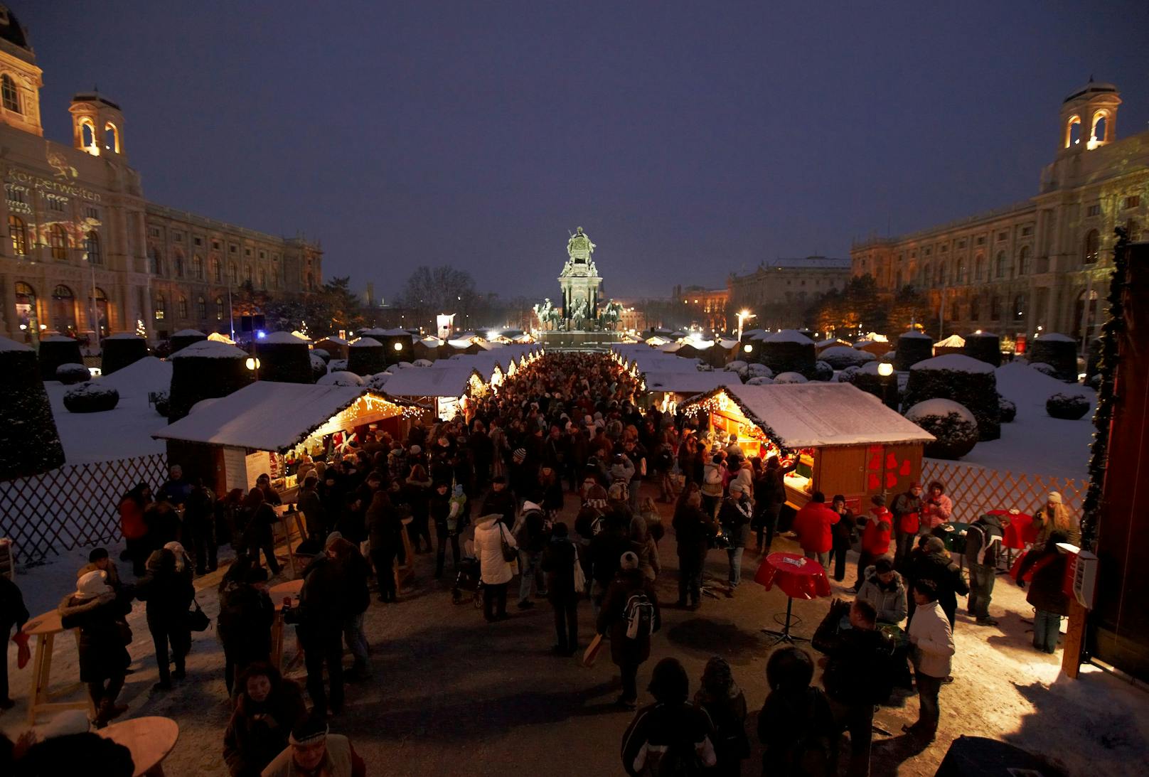 Am Weihnachtsdorf am Maria-Theresien-Platz&nbsp;haben 74 Aussteller bis zum 31. Dezember geöffnet.