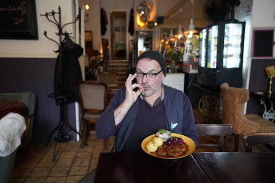 Marcus Westenberger vom "Harvest Café" in Wien-Leopoldstadt serviert "Vegansl".
