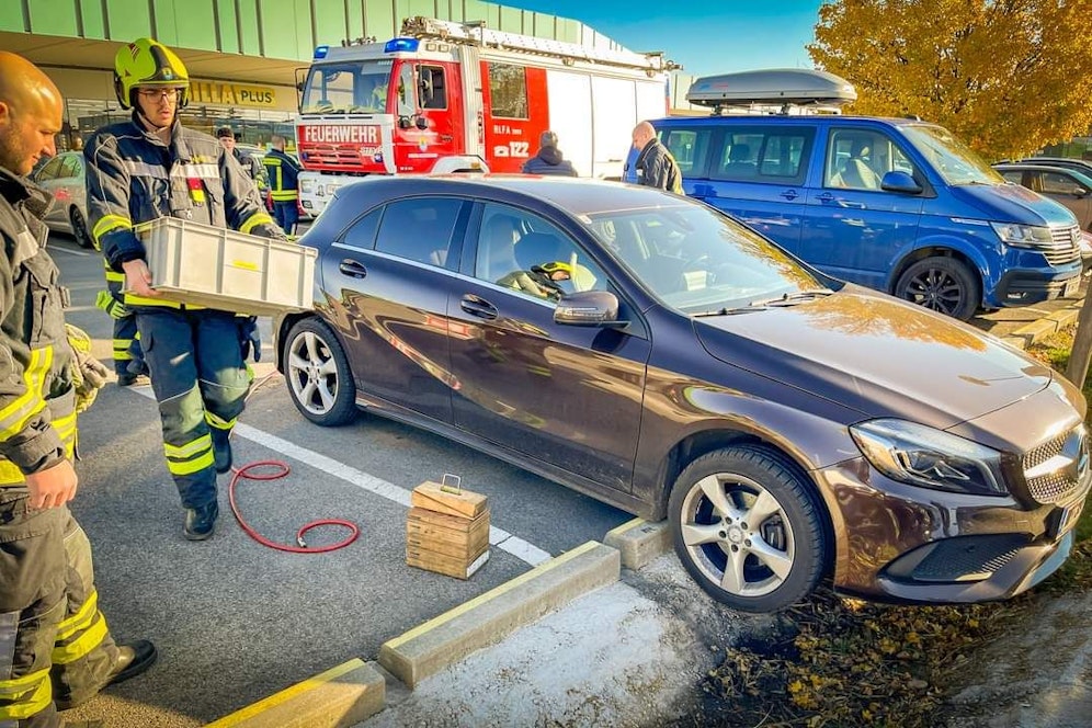 Die Feuerwehr barg den Mercedes
